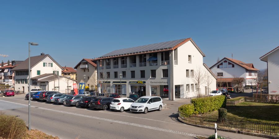 Die Gemeindeverwaltung und der Dorfladen in Wohlenschwil.