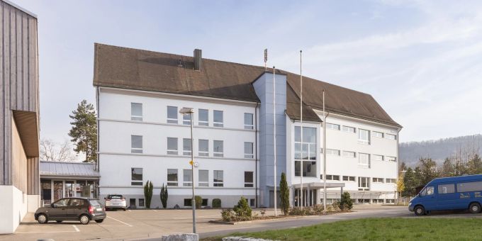 Das Oberstufenschulhaus in Lupfig. Das Oberstufenschulhaus in Lupfig.