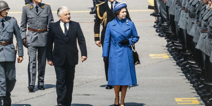 An der Seite des damaligen Bundespräsidenten, dem Waadtländer Georges-André Chevallaz, Queen Elizabeth II bei ihrer Ankunft in Zürich während ihres Staatsbesuchs 1980. An der Seite des damaligen Bundespräsidenten, dem Waadtländer Georges-André Chevallaz, Queen Elizabeth II bei ihrer Ankunft in Zürich während ihres Staatsbesuchs 1980.