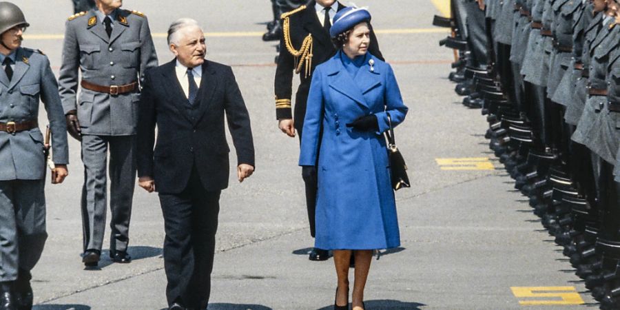 An der Seite des damaligen Bundespräsidenten, dem Waadtländer Georges-André Chevallaz, Queen Elizabeth II bei ihrer Ankunft in Zürich während ihres Staatsbesuchs 1980.