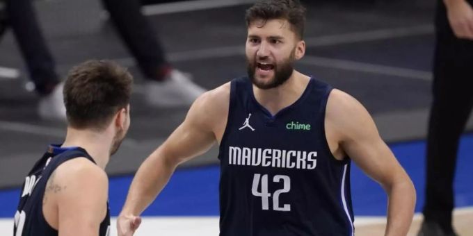 Erfolgsgaranten beim Mavericks-Sieg gegen die Golden State Warriors: Luka Doncic (l) und Maxi Kleber. Foto: Tony Gutierrez/AP/dpa Erfolgsgaranten beim Mavericks-Sieg gegen die Golden State Warriors: Luka Doncic (l) und Maxi Kleber. Foto: Tony Gutierrez/AP/dpa