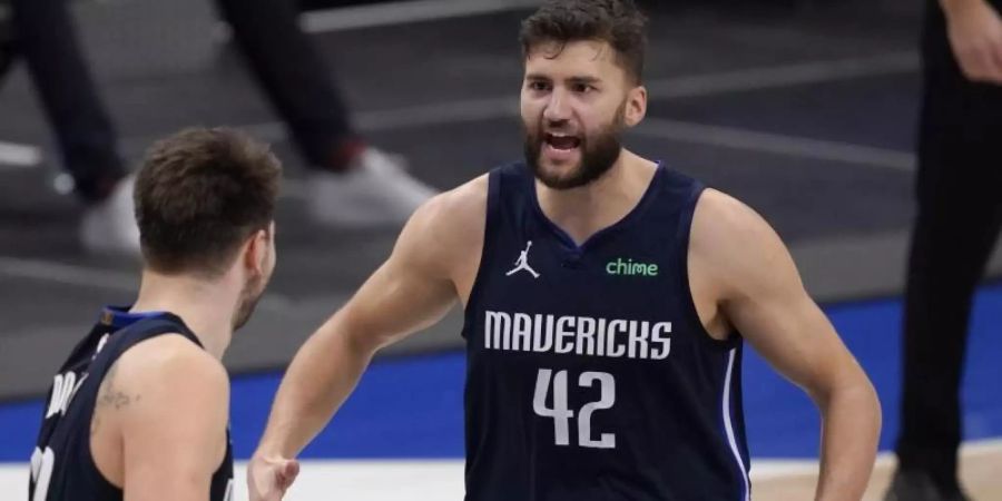 Erfolgsgaranten beim Mavericks-Sieg gegen die Golden State Warriors: Luka Doncic (l) und Maxi Kleber. Foto: Tony Gutierrez/AP/dpa