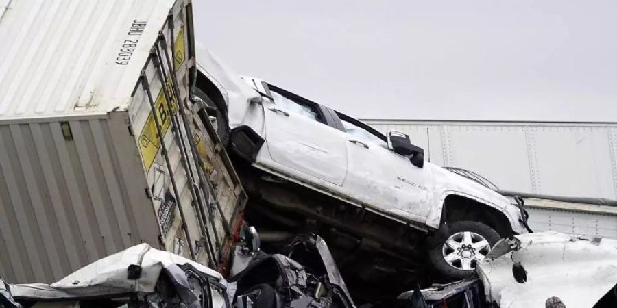 Nach dem Unfall auf der vereisten Interstate 35 in der Nähe von Fort Worth stapeln sich die Fahrzeuge. Foto: Lawrence Jenkins/The Dallas Morning News/AP/dpa