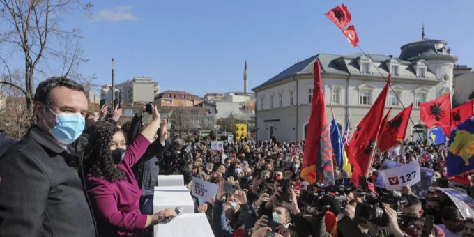 Albin Kurti, links, neben Vjosa Osmani von der Partei Vetevendosje(Selbstbestimmung), jubeln ihren Anhängern bei der Abschlusskundgebung der Wahl in der Hauptstadt Pristina am Freitag, 12. Februar 2021, zu. Kosovo Vjosa Osmani