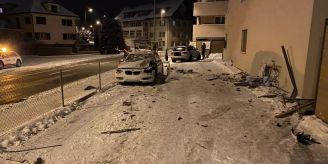 Laufen BL - Personenwagen kollidiert mit parkiertem Personenwagen