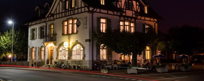 Auch der Gasthof «Drei Eidgenossen» in Bösingen (FR) bleibt wegen des kantonalen Lockdowns bis mindestens Ende November geschlossen. Gasthof Drei Eidgenossen
