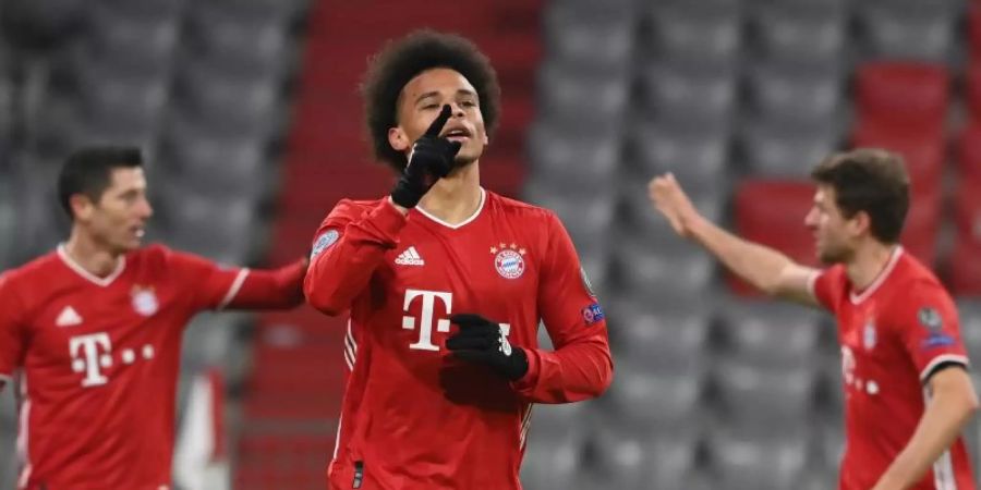 Leroy Sané (M) feiert sein Tor zum 3:0 für den FC Bayern, während hinter ihm Robert Lewandowski (l) und Thomas Müller abklatschen. Foto: Sven Hoppe/dpa