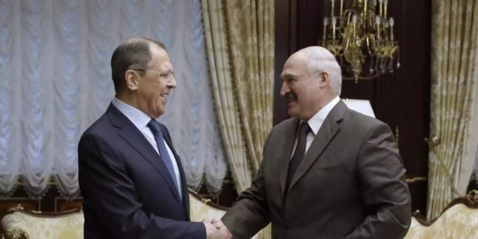 Sergej Lawrow (l), Aussenminister von Russland, schüttelt die Hand von Alexander Lukaschenko, Präsident von Belarus. Russland Belarus