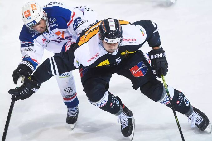 Marcus Krüger (l.) von den ZSC Lions im Duell mit Ambris Tobias Fohrler. ZSC