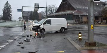 Kollision zwischen Lieferwagen und Auto