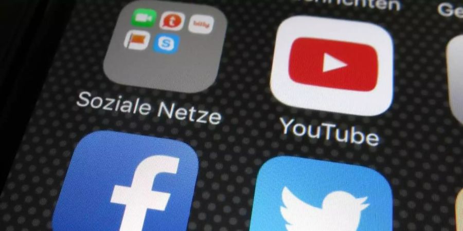 Facebook oder Youtube betonen stets, dass sie Terrorinhalte inzwischen in vielen Fällen binnen weniger Minuten löschen - und noch bevor irgendjemand sie sieht. Foto: picture alliance / Franz-Peter Tschauner/dpa
