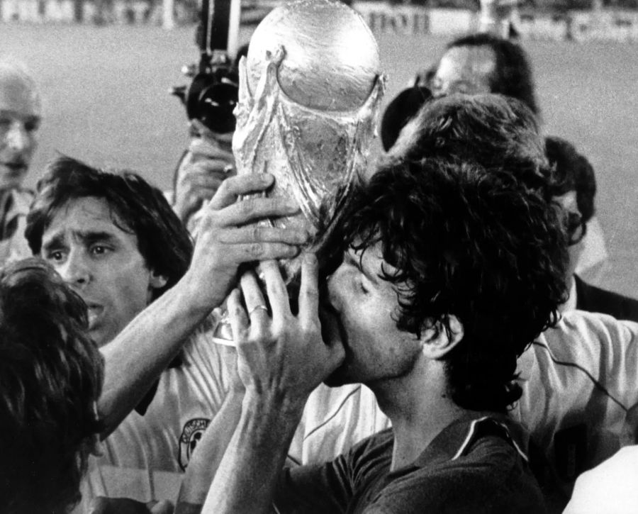 Rossi küssen den WM-Pokal nach dem 3:1-Finalsieg.