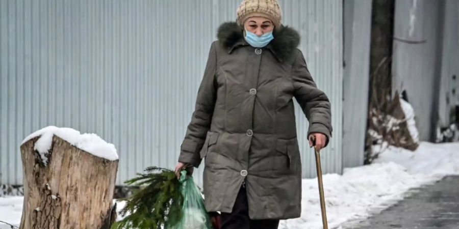 Frau mit Schutzmaske in der Stadt Tschechow bei Moskau