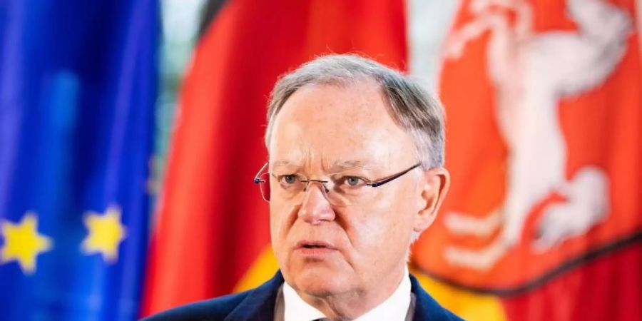 Niedersachsens Ministerpräsident Stephan Weil: «Die E-Strategie ist mehr denn je richtig.». Foto: Moritz Frankenberg/dpa