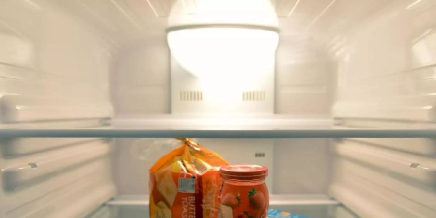 Konfitüre, Toastbrot und Butter stehen in einem Kühlschrank. 2019 lebte jeder fünfte Mensch in Deutschland in einem Einpersonenhaushalt. Foto: Marc Tirl/dpa-Zentralbild/dpa