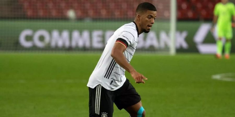 Kritisiert die aktuell sehr hohe Belastung für Profifussballer: Benjamin Henrichs. Foto: Federico Gambarini/dpa