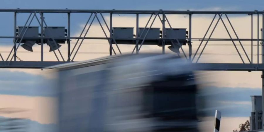 Der Schwerlastverkehr in Europa trägt einen grossen Teil zum CO2-Ausstoss auf der Strasse bei. Foto: Marc Tirl/dpa-Zentralbild/dpa
