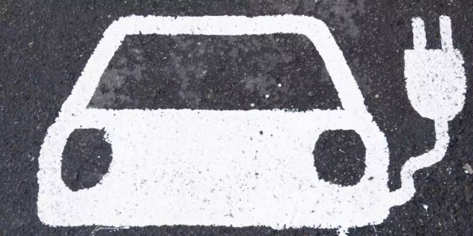 Ein Symbol für ein Elektroauto markiert einen Parkplatz neben einer E-Ladesäule. Foto: Julian Stratenschulte/dpa klimafreundlich