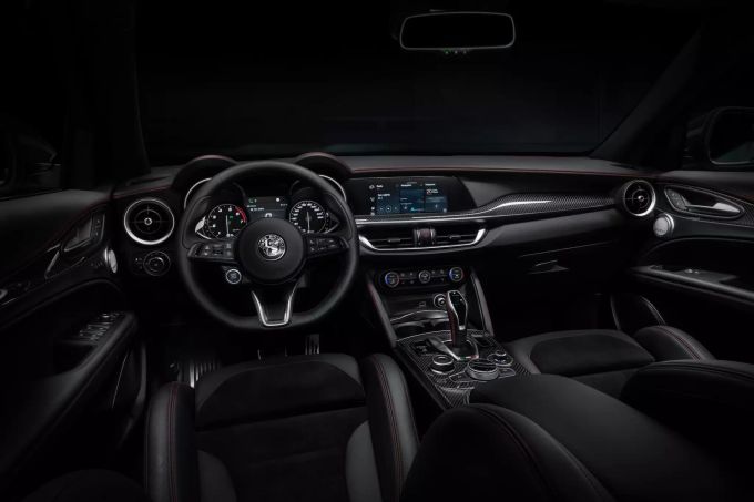 Auch innen wird der Alfa Romeo Stelvio Veloce Ti seinem Sport-Status gerecht Alfa Stelvio Veloce Ti
