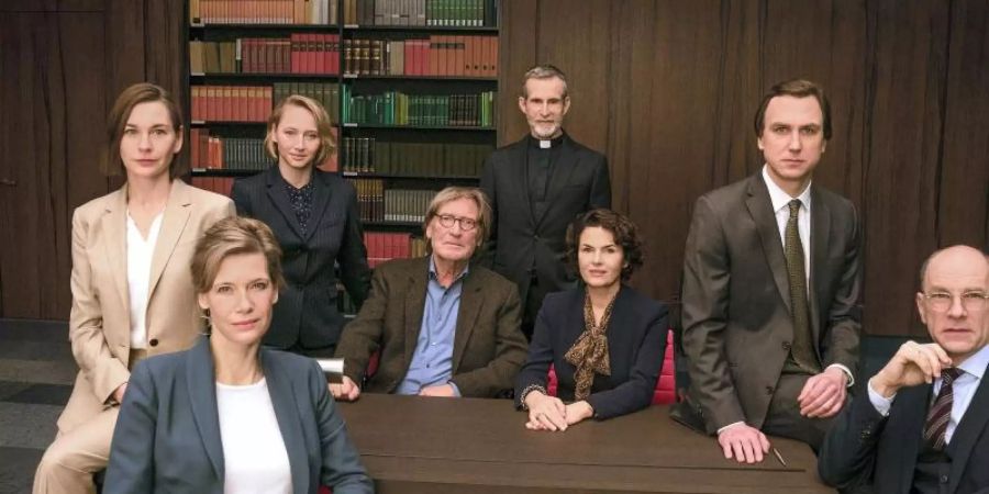 «Gott» mit Christiane Paul (l-r), Ina Weisse, Anna Maria Mühe, Matthias Habich, Ulrich Matthes, Barbara Auer, Lars Eidinger und Götz Schubert. Foto: Julia Terjung/ARD Degeto/Moovie GmbH/dpa