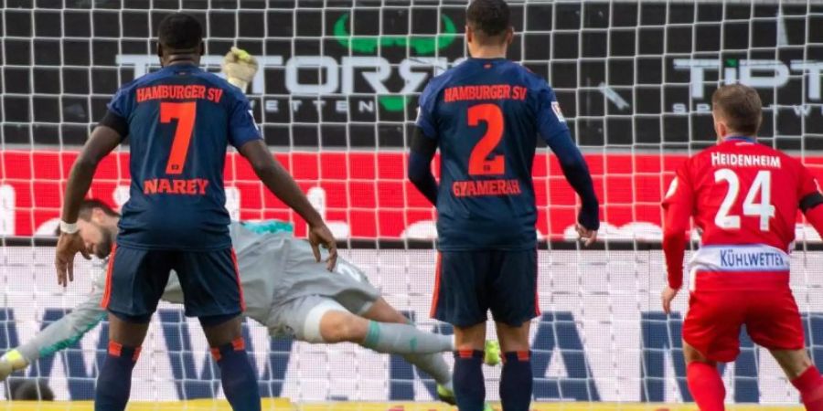 Heidenheims Christian Kühlwetter (r/24) erzielt das Tor zum 2:2 gegen den HSV. Foto: Stefan Puchner/dpa