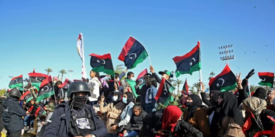 Tausende Menschen feiern in Tripolis