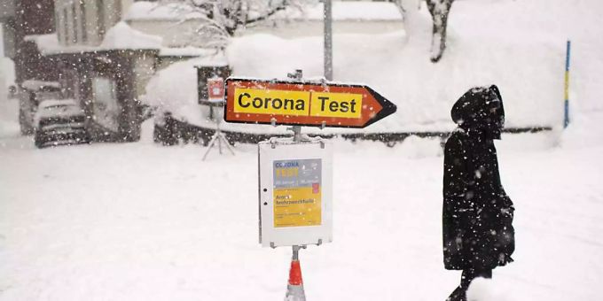 Ein Schild zeigt zu einem Coronavirus Testcenter . (Symbolbild) Coronavirus Test