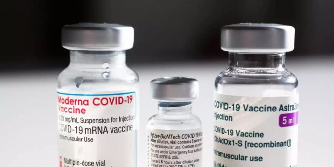 Ampullen der Corona-Impfstoffe von Biontech/Pfizer, Moderna und AstraZeneca. Corona-Impfstoff