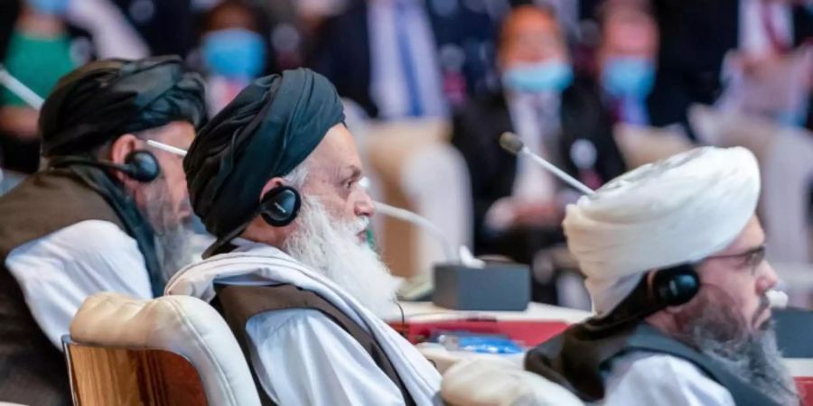Eine Delegation der Taliban verhandelt - wie hier im September - mit der afghanischen Regierung über Frieden. Foto: Ron Przysucha/US Department of State/dpa