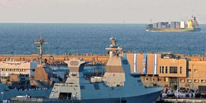 Die Korvette im Hafen Haifas Die Korvette im Hafen Haifas