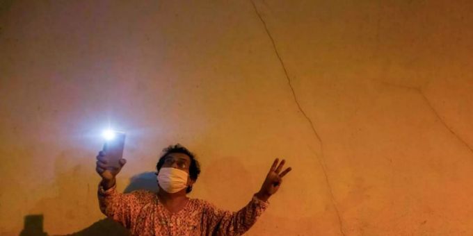 Ein Mann demonstriert in Rangun mit seinem Handy-Licht gegen den Militärputsch in Myanmar. Foto: Aung Kyaw Htet/SOPA Images via ZUMA Wire/dpa Ein Mann demonstriert in Rangun mit seinem Handy-Licht gegen den Militärputsch in Myanmar. Foto: Aung Kyaw Htet/SOPA Images via ZUMA Wire/dpa
