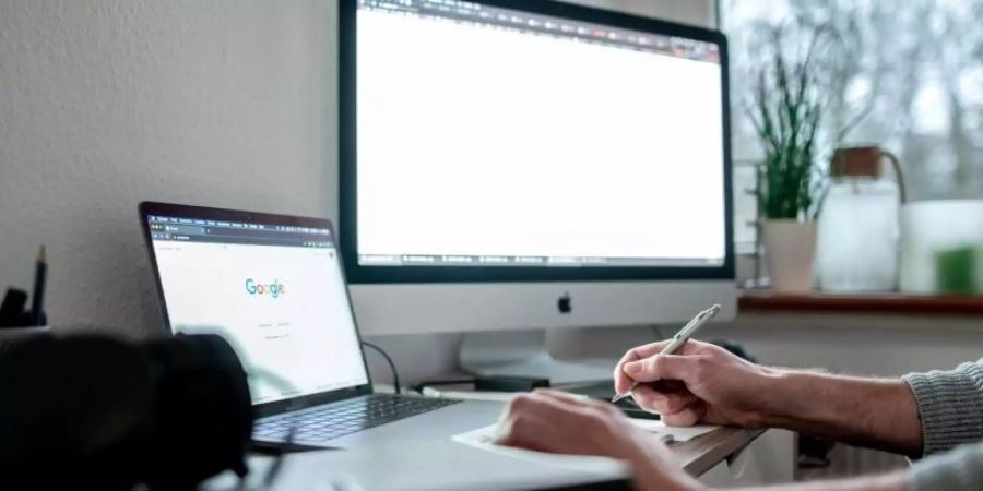 Arbeit ohne Ende - trotz Kurzarbeit: Das ist nicht erlaubt. Doch weil auch die Prüfer im Homeoffice sitzen, bleiben Verstösse oft unentdeckt, fürchten Gewerkschafter. Foto: Fabian Strauch/dpa
