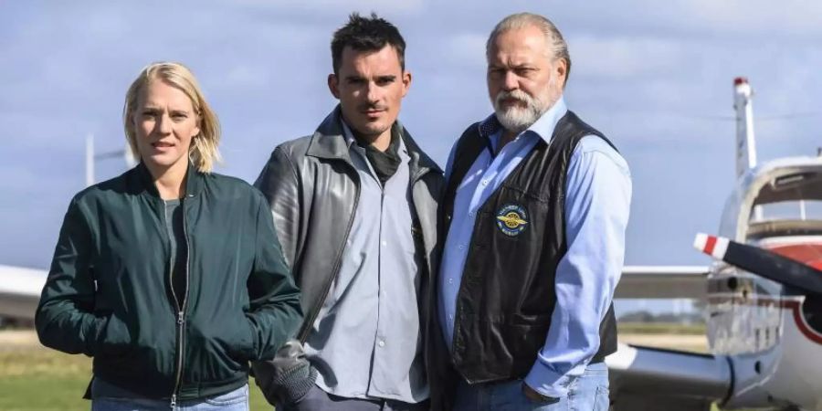 Eine Flieger-Familie: Hauke (Jan-Gregor Kremp, r) mit Tochter Swantje (Nadine Boske) und Sohn Sönke (Hannes Wegener) auf dem Flugplatz. Foto: Sandra Hoever/ARD Degeto/dpa