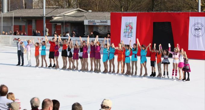 Das Schaulaufen 2014 fand noch auf dem alten Eisfeld statt: gesamtes Kader mit Trainerin Renate Leuthold. Eislaufclub Wohlen