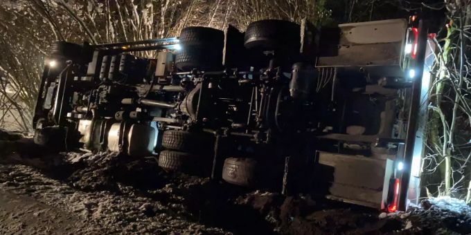 Aufwändige Bergung von verunfalltem Milchtransporter.