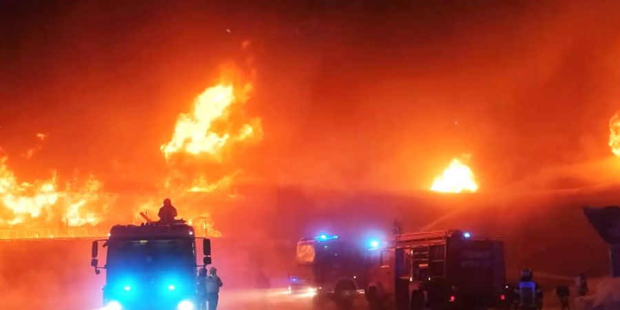 HANDOUT - Einsatzkräfte der Feuerwehr löschen einen Brand im «Motorcycle Museum» am Top Mountain Crosspoint in Hochgurgl. Die Brandursache war zunächst unklar. Aufgrund des in Österreich derzeit herrschenden Lockdowns waren alle Bereiche des Museums gesperrt. Foto: Zoom.Tirol/APA/dpa