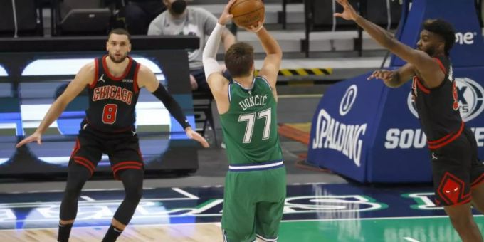 Auch eine Top-Leistung von Luka Doncic (M.) konnte die Niederlage der Dallas Mavericks nicht verhindern. Foto: Ron Jenkins/AP/dpa Auch eine Top-Leistung von Luka Doncic (M.) konnte die Niederlage der Dallas Mavericks nicht verhindern. Foto: Ron Jenkins/AP/dpa