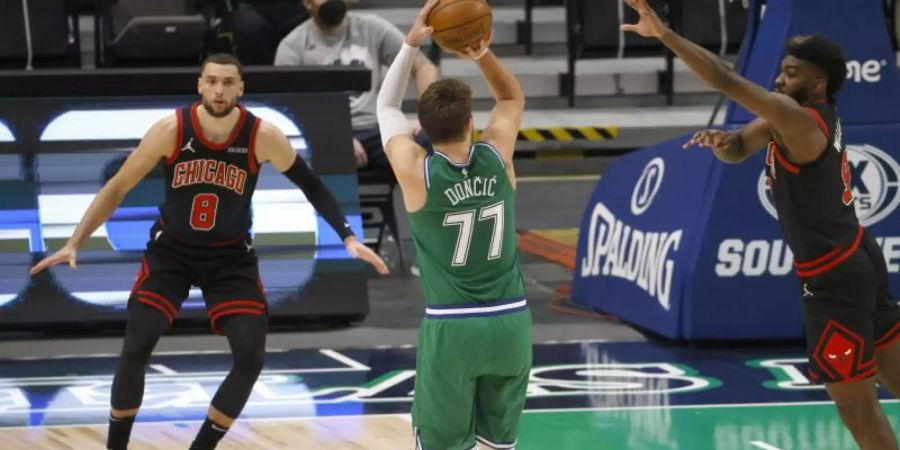 Auch eine Top-Leistung von Luka Doncic (M.) konnte die Niederlage der Dallas Mavericks nicht verhindern. Foto: Ron Jenkins/AP/dpa