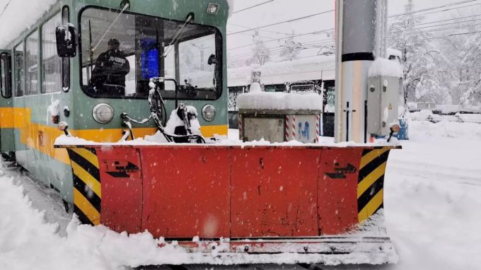 Die VBZ-Strecke musste vom Schnee befreit werden. schnee zürich