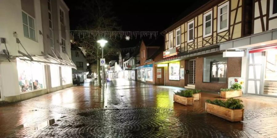 Ein menschenleerer Platz ist in der Innenstadt Gifhorn in Niedersachen zu sehen. Hier gilt bereits zwischen 20.00 Uhr und 5.00 Uhr bis Ende Januar die Ausgangsbeschränkung. Foto: Bodo Marks/dpa