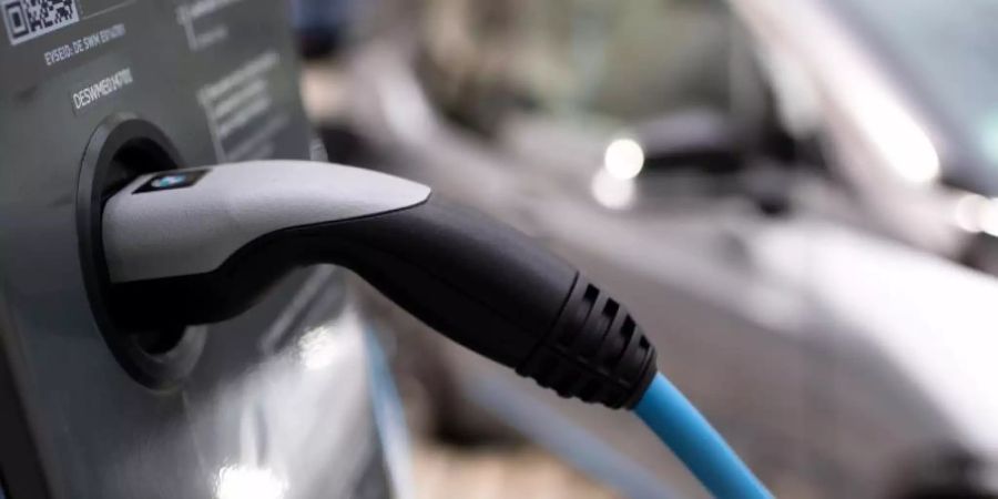 Die Nationale Leitstelle Ladeinfrastruktur geht davon aus, dass im Jahr 2030 mindestens 440.000 E-Auto-Ladepunkte benötigt werden. Foto: Sven Hoppe/dpa