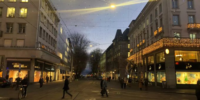 «Lucy» beleuchtet die Zürcher Bahnhofstrasse auch dieses Jahr wieder. Lucy