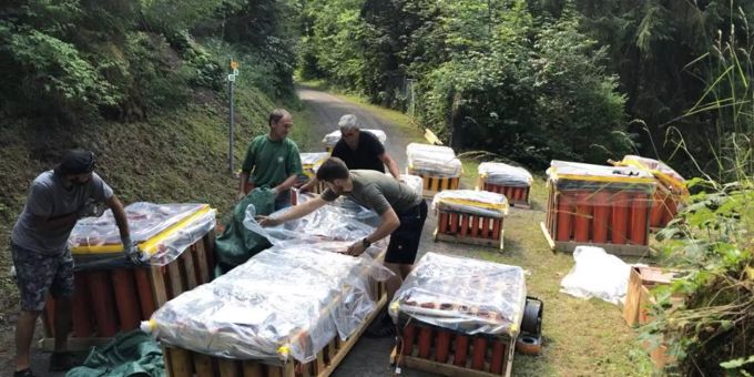 Zig Feuerwerkskörper werden mit Bedacht für den grossen Abend vorbereitet. Vogelherdclub Oensingen