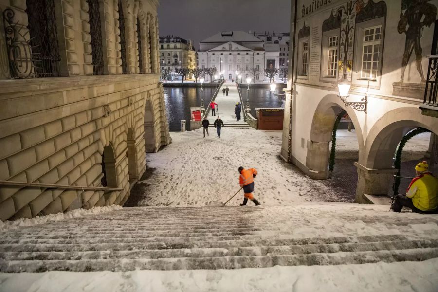 Die Rathaustreppe um 5.00 Uhr morgens in der Altstadt von Luzern. Hier feiern normalerweise Tausende Fasnächtler den Auftakt zur fünften Jahreszeit.