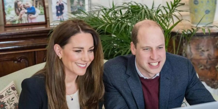 Prinz William, Herzog von Cambridge, und Kate, Herzogin von Cambridge, sprechen per Videoanruf mit Krankenpflegeschülern. Foto: Kensington Palace/PA Media/dpa