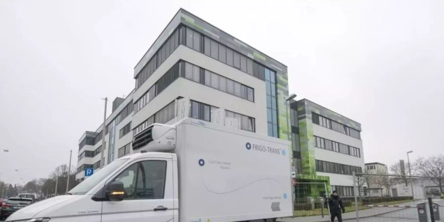 Ein Kühltransporter fährt vom Biontech-Gelände in Mainz. 1,3 Millionen Impf-Dosen will das Unternehmen noch in diesem Jahr liefern. Foto: Boris Roessler/dpa