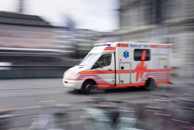 Es muss unverzüglich der Notruf (144) alarmiert werden. Ambulanz.