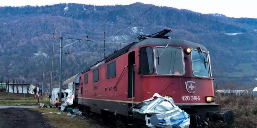 Nur mit leichten Verletzungen davongekommen ist der Fahrer eines Lieferwagens, dessen Fahrzeug im Wallis von einem Zug zermalmt wurde.