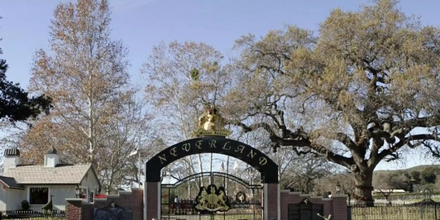 Das Tor der hinteren Zufahrt zur Neverland-Ranch. Foto: Mark J. Terrill/AP/dpa