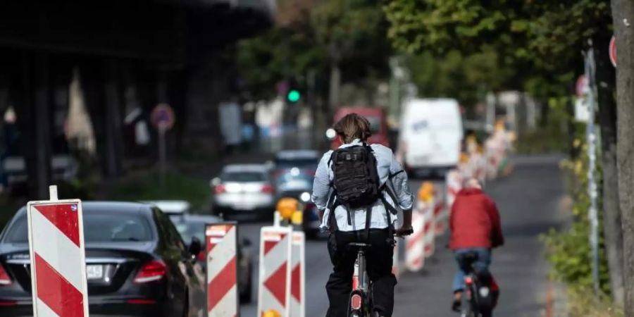 Radfahrer unterwegs in Berlin. Das Ziel des Nationalen Radverkehrsplans 2020, den Radverkehrs-Anteil auf 15 Prozent zu steigern, wurde nach Einschätzung des ADFC verfehlt. Foto: Paul Zinken/dpa-Zentralbild/dpa